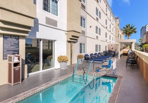 2 Studio Suites with Full Kitchens! Adjacent to Disneyland Resort! Shuttle, Pool