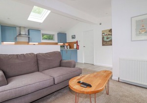 2 VALLEY VIEW, pet friendly, luxury holiday cottage in Lanreath