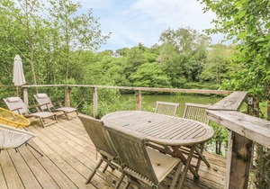 2 WATER'S EDGE, pet friendly, luxury holiday cottage in Lanreath