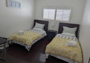 2Bedroom with Den and 2BA 4 Blocks to Santa Monica Beach