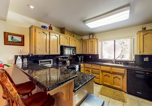 2BR Huntington Lake condo with mountain views, WiFi, 2 decks, private W/D