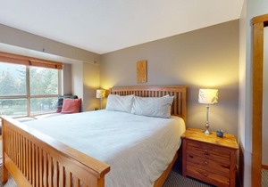 2BR in Symphony close to Whistler Village with Complex Hot Tub and Gas Fireplace