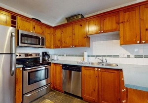 2BR in Symphony close to Whistler Village with Complex Hot Tub and Gas Fireplace