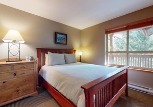 2BR in Symphony close to Whistler Village with Complex Hot Tub and Gas Fireplace