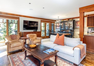 3.5BR | Walk to Slopes | Hot Tub | Garage (Gear Storage Only) | Managed by Aloha Whistler