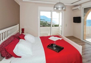 3 bed villa, stunning beachfront locaton