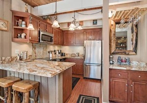 3 Bedroom 2 Bath Condo Adjacent to Village with Mountain Charm