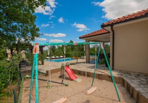 3 bedroom accommodation in Grubine