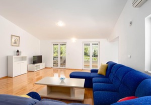 3 bedroom accommodation in Zvecanje