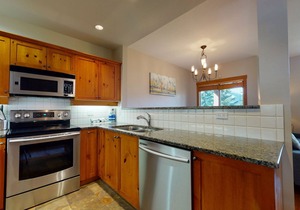 3 Bedroom plus Den/2.5 Bath Mountain Star Townhome, Private Hot Tub, Quiet Slope Side location