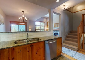 3 Bedroom plus Den/2.5 Bath Mountain Star Townhome, Private Hot Tub, Quiet Slope Side location