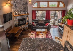 3-Bedroom Renovated Lakeview Townhouse Near Wisp