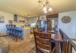 3 Bedroom Townhome with Views Near The Village at Mammoth! Wifi!