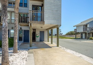 3 BR Pet Friendly East End Condo with community pool