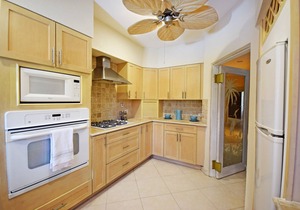 3 Min Walk to Beach - Blessed Manor (6 Bed House)