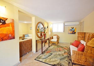 3 Min Walk to Beach - Blessed Manor (6 Bed House)