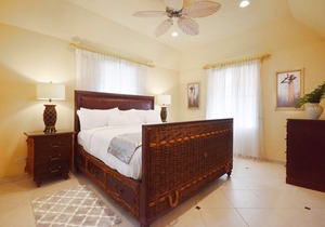 3 Min Walk to Beach - Blessed Manor (6 Bed House)