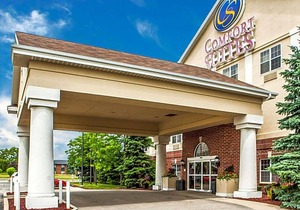 3-Star Hotel ∙ Comfort Suites Milwaukee Airport