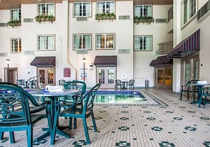 3-Star Hotel ∙ Comfort Suites Milwaukee Airport