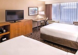 3-Star Hotel ∙ Holiday Inn Hotel & Suites Warren, an IHG Hotel