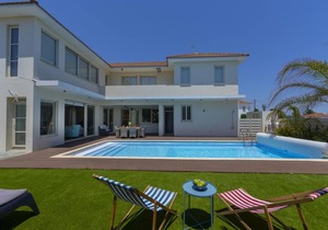 300 m² Villa ∙ 4 bedrooms ∙ 8 guests