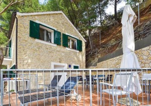 4 bedroom accommodation in Zarace