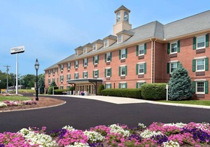 4 Spacious Units! FREE Parking, Pets Allowed, Close to Burlington Mall!