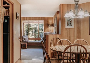 41SW - Sauna - WiFi - Fireplace - Sleeps 8 by RedAwning