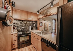 41SW - Sauna - WiFi - Fireplace - Sleeps 8 by RedAwning