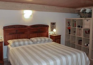 5 apartments with pool, terrace, sunbathing area and lake access