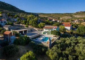5 bedroom accommodation in Lisane Ostrovicke