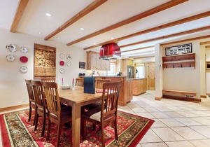 5-Star Luxury Home. Across from The Village. Gas Grill, Game Room, Wash/Dryer