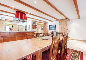 5-Star Luxury Home. Across from The Village. Gas Grill, Game Room, Wash/Dryer