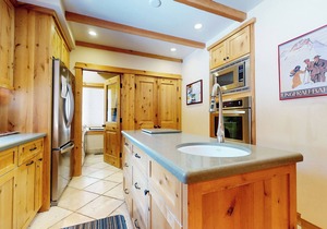 5-Star Luxury Home. Across from The Village. Gas Grill, Game Room, Wash/Dryer