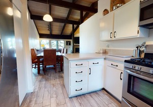 5-Star Modern & Remodeled Home. Washer/Dryer & Gas Grill, Near The Village
