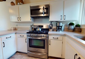 5-Star Modern & Remodeled Home. Washer/Dryer & Gas Grill, Near The Village