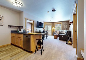 5-Star Mtn Modern Unit, Balcony, Near Walking & Biking Trails. Pool On-site