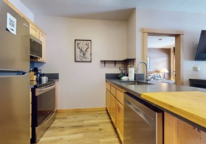 5-Star Mtn Modern Unit, Balcony, Near Walking & Biking Trails. Pool On-site
