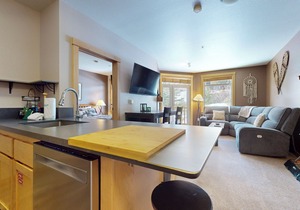 5-Star Mtn Modern Unit, Balcony, Near Walking & Biking Trails. Pool On-site