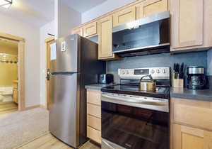 5-Star Mtn Modern Unit, Balcony, Near Walking & Biking Trails. Pool On-site