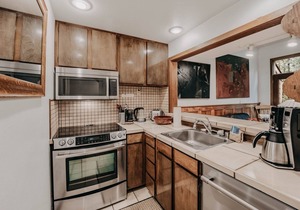 57SW - Fireplace - WiFi - Sleeps 6 by RedAwning