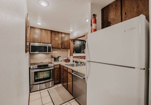 57SW - Fireplace - WiFi - Sleeps 6 by RedAwning