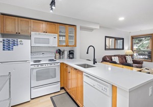 59 Glaciers Reach this 2br home has a hot tub & pool in Whistler Village
