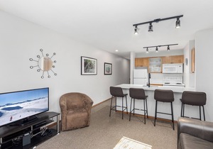 65 Glaciers Reach this 1br home has a hot tub & pool in Whistler Village