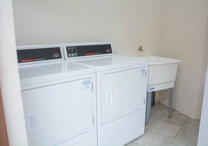 70m from the Ocean - Ground Level - Pool & Laundry