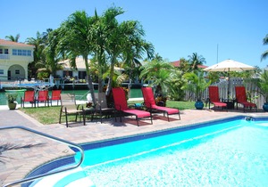 ~ 9TH ST BEAUTIFUL HOME W/PRIVATE POOL ON CANAL ~