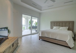 A BEAUTIFUL Beachfront Listing in The Bahamas! 1W