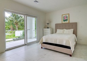 A BEAUTIFUL Beachfront Listing in The Bahamas! 1W