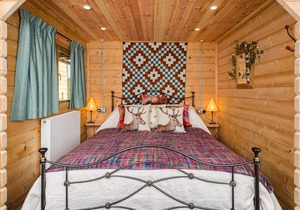 A Cosy, Rustic, Romantic Retreat with a Swimming Pool, Jacuzzi and Sauna!