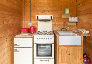 A Cosy, Rustic, Romantic Retreat with a Swimming Pool, Jacuzzi and Sauna!